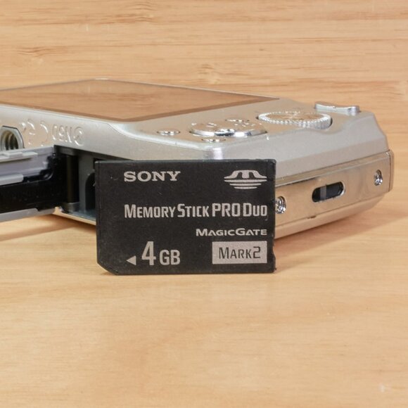 Sony Cyber-shot DSC-W210 / 12.1MP Digital Camera / Compact & Ready to Use - Picture 10 of 10